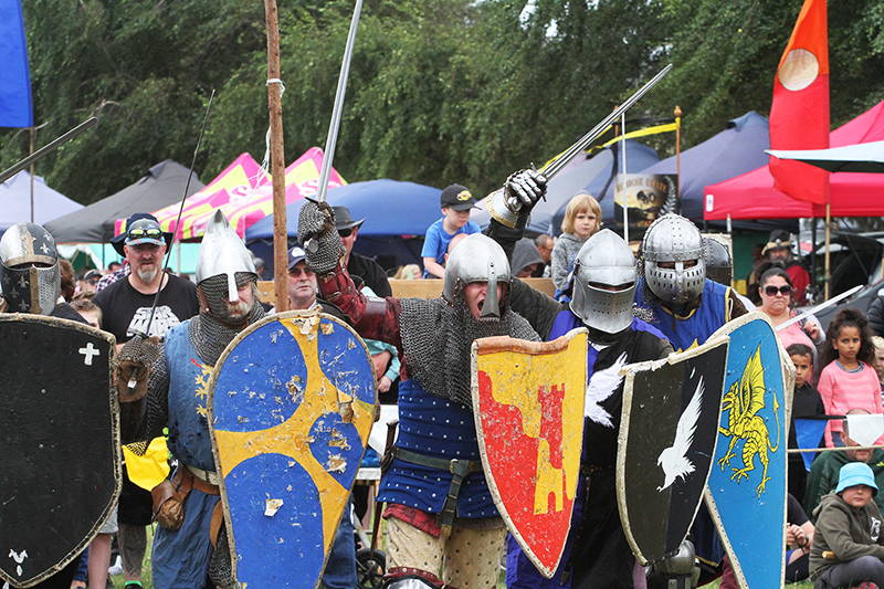 Medieval Market : Swords and Armour : Medieval Fighting : Levin : New Zealand : Richard Moore : Journalist : Photographer :